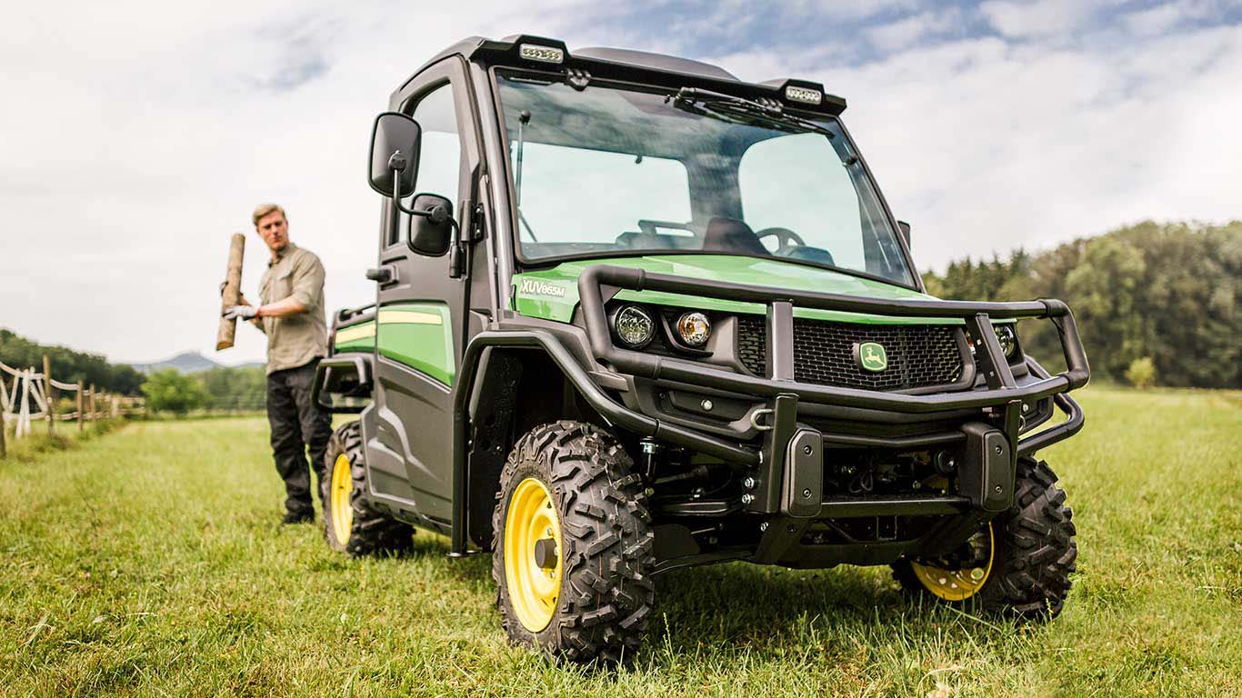 Los vehículos multiuso Gator de John Deere contarán con nuevas cuchillas y esparcidores