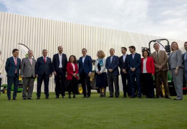 John Deere inaugura en España su primer centro de innovación europeo para cultivos de alto valor