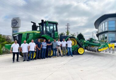 Lamusa y Servicios entrega el John Deere 9RX 640 el tractor más grande vendido en España a Javier Aracama en Vitoria.JPEG