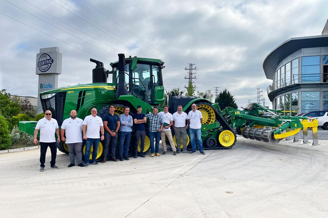 Lamusa y Servicios entrega el John Deere 9RX 640 el tractor más grande vendido en España a Javier Aracama en Vitoria.JPEG