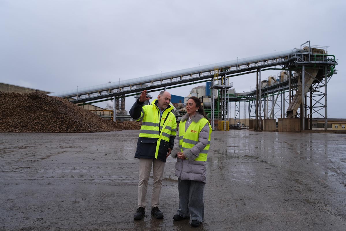 La consejera de Agricultura reitera su apoyo al sector remolachero en su visita a las instalaciones de ACOR